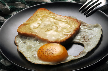 Ou ferrat Fried egg Uovo all'occhio di bue Spiegelei Huevo frito Uova 달걀 프라이 al 目玉焼き tegamino البيض المقلي Яичница 煎蛋 Œuf au plat ביצת עין  Spælegg Ձվածեղ Ovo estrelado Stekt ägg Spiegelei Trứng ốp la