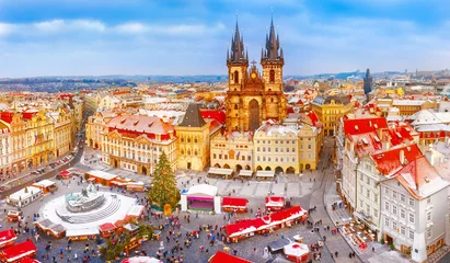 Fototapeten Prag. Panorama-Luftbild des Chrismtas-Marktes. Saisonale Winterlandschaft am sonnigen Tag. © Feel good studio