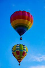 Naklejka premium Blue sky and hot air balloon 青空と熱気球