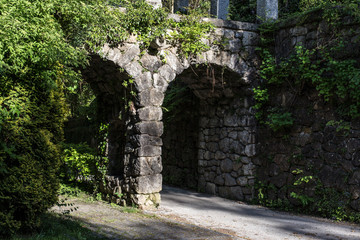 Fototapeta na wymiar Torbogen Schloss Efeu Brücke