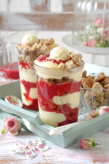 Erdbeer-Vanillecreme Trifle mit Haselnusscrumble