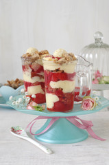 Erdbeer-Vanillecreme Trifle mit Haselnusscrumble