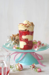 Erdbeer-Vanillecreme Trifle mit Haselnusscrumble