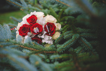 bouquet of the bride roses doves