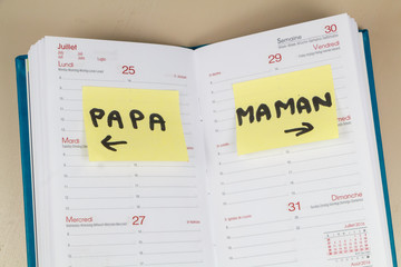 Agenda ouvert avec jours papa et maman pour garde alternée des enfants