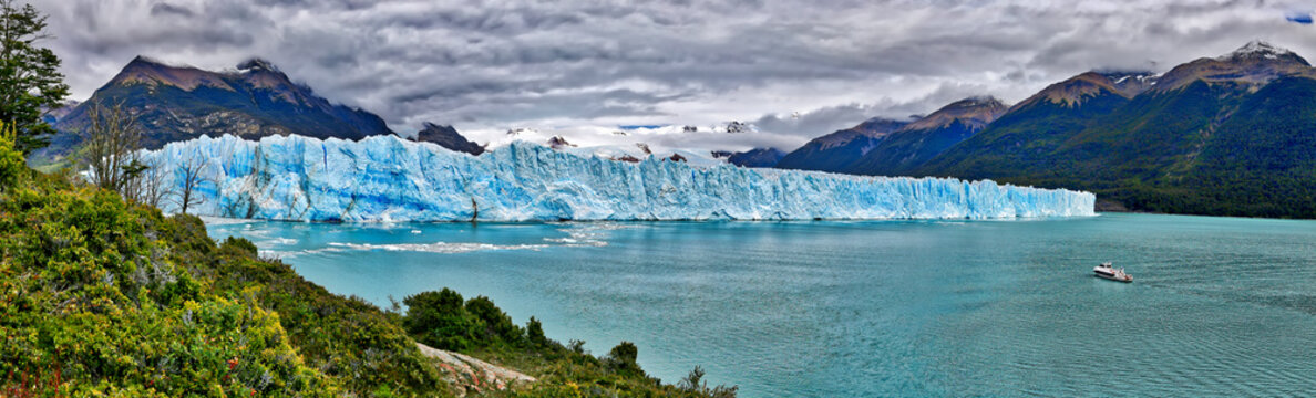 Vessel in front of Perito Moreno Glacier at Los Glaciares National Park N.P. (Argentina)