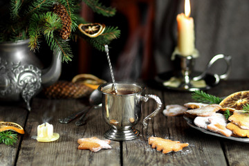 горячий шоколад в серебряной чашке с имбирными пряниками