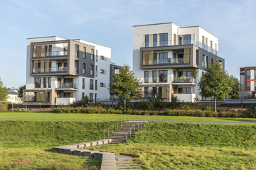 Moderne Architektur mit Parkanlage