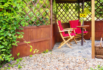 Gartenpavillon mit Rankgitter und Sitzecke