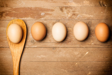 Huevos de gallina ecologicos sobre una tabla de madera rústica. Vista superior. Copy space