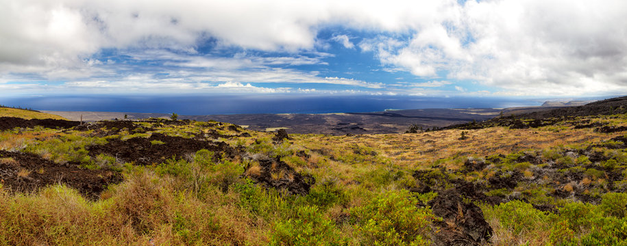 Panorama-Blick auf die Südküste von Big Island von der Chain of Craters Road im Hawaii Volcanoes National Park auf Big Island, Hawaii, USA.