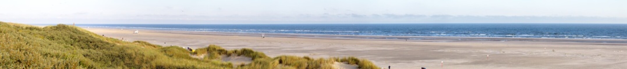 Blick aus den Dünen auf den Strand der Nordseeinsel Juist in Nordfriesland, Deutschland, Europa, am frühen Morgen.