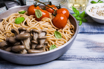Brown pasta with vegetables