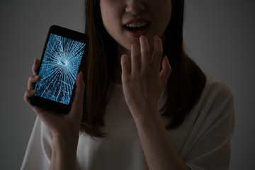 割れたスマートフォンのディスプレイ