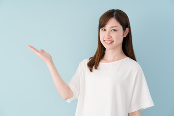 チェックサインをする女性