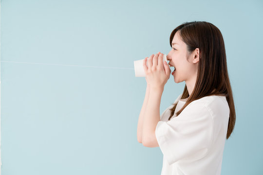 糸電話で会話する女性、怒る