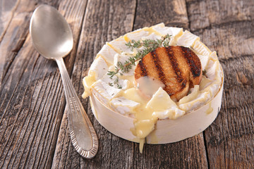 baked camembert with thyme - obrazy, fototapety, plakaty