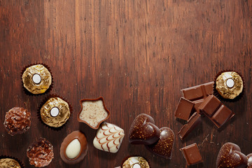 Fondo con chocolates para el día de San Valentín - 184540309