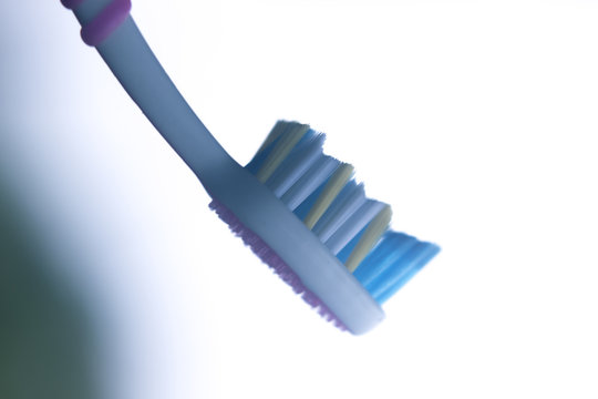 Manual dental toothbrush