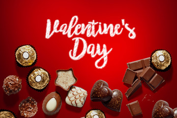 Fondo con chocolates para el día de San Valentín - 184541564