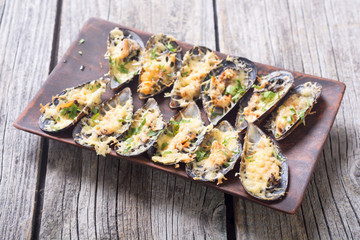 Mussels baked with cheese