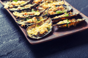 Mussels baked with cheese
