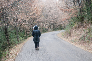 Mujer caminando por una carretera solitaria, Pirineo de Lleida, España