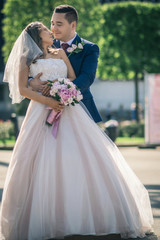 Naklejka premium Lovely wedding couple kissing in the city
