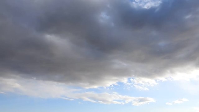 灰色の雲が重たくのしかかっていますが、晴れ間も見えます。鳥も飛んでいます。