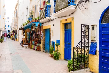 Keuken spatwand met foto kleurrijke straten van de maritieme stad essaouira, marokko © jon_chica