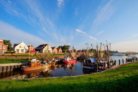 Der Kutterhafen von Greetsiel am Morgen