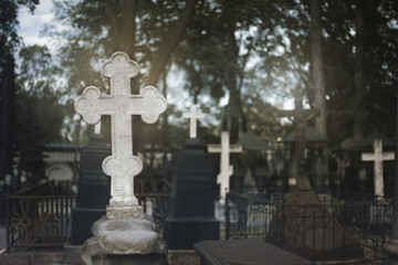 вид на старинное кладбище