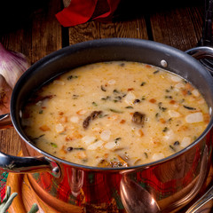 weihnachtliche Steinpilz-Walnuss Suppe