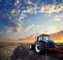 Obraz premium Tractor working in the field