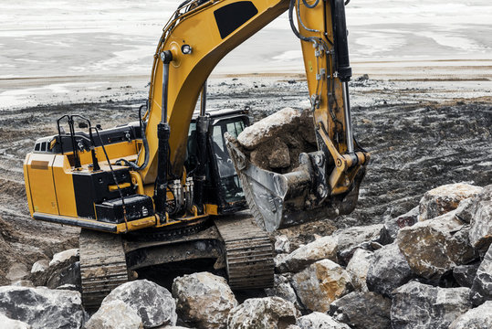 pelleteuse en action sur le chantier