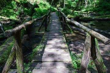 Holzbrücke über kleinem Bach