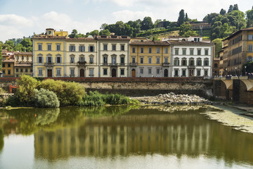 Fototapeta na wymiar Scenic view of the Lungarno in Florence