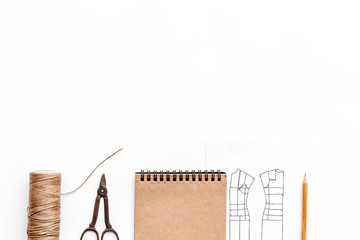 Naklejka premium Tailor's work desk. Pattern of clothing and tools on white background top view copyspace