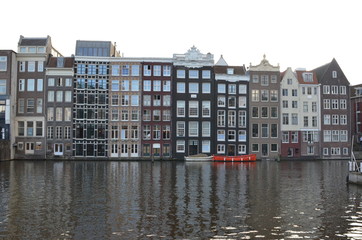 Naklejka premium Amsterdam river with building in the background