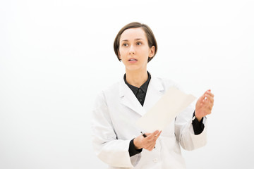 研究発表をする白衣の女性（医者・科学者・学者）