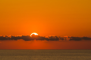 sonne hinter wolken am meer