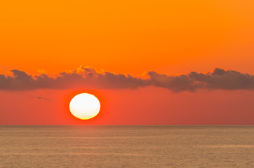 heller sonnenaufgang am meer