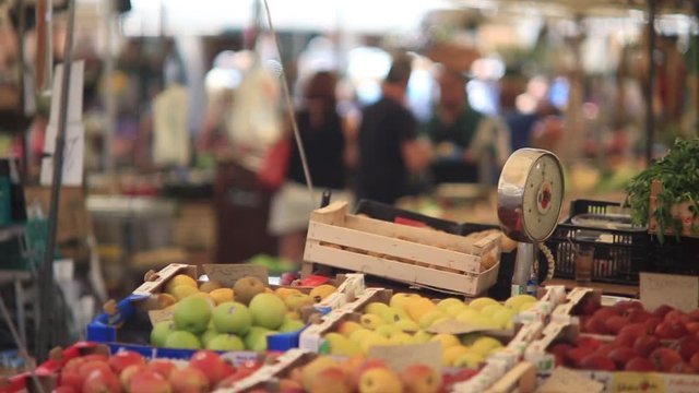 Roma, Italia. Mercato storico di Campo de' fiori. Sfocato