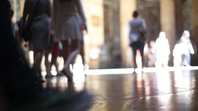 Roma, Italia. Sfocato. Turisti all'interno del Pantheon