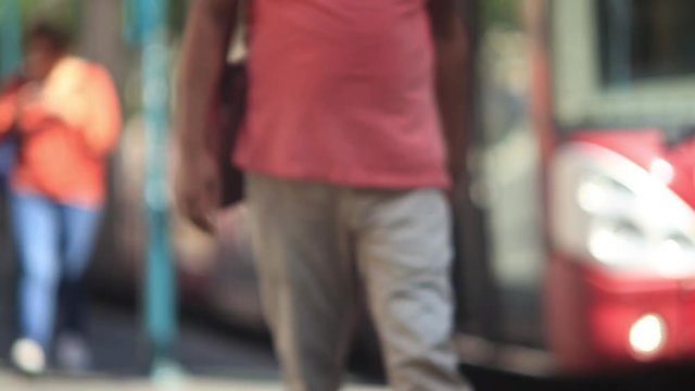 Roma, Italia. Sfocato. Fermata autobus con persone che scendono e salgono