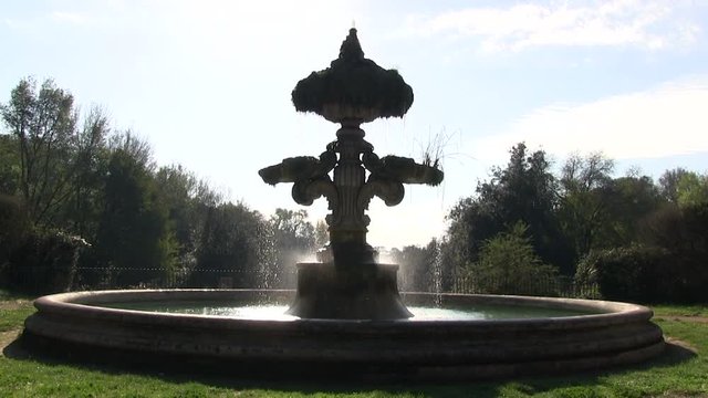 Roma, Italia. Villa Pamphili. Autunno. Fontana in controluce