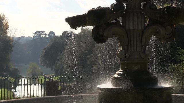 Roma, Italia. Villa Pamphili. Autunno Dettaglio fontana in controluce