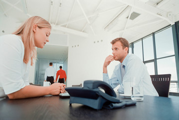 Obraz premium Business people talking at desk