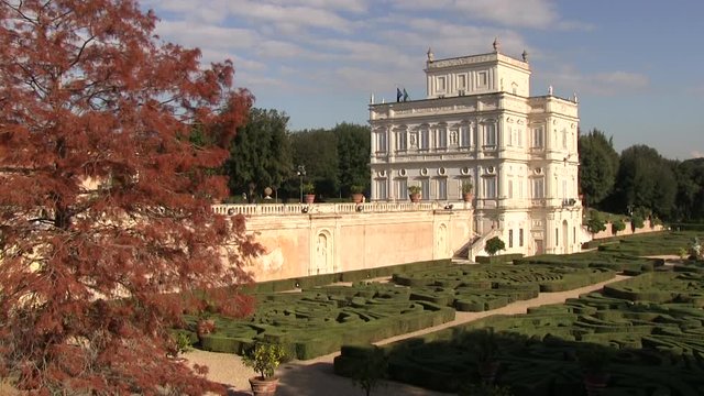 Roma, Italia. Villa Pamphili. Autunno. Casino Algardi, sede di rappresentanza del governo italiano