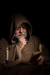 Alter Mönch denkt über Buch nach